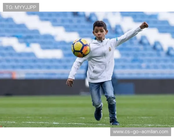 C罗带儿子参加训练营，父子合影上热搜