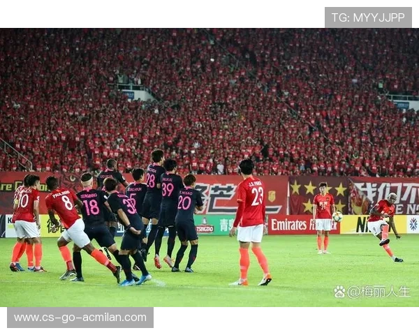 曼联外围远射轰入死角振奋全场观众